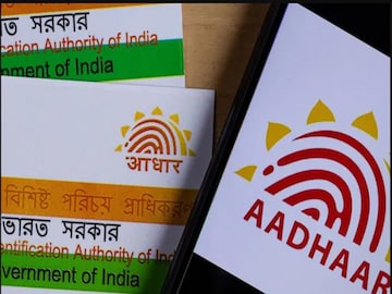 Aadhaar Voter Card Linking: ভুয়ো ভোটার আটকাতে বড় পদক্ষেপ, এবার আধার-ভোটার কার্ড সংযুক্তিকরণ! কী জানাল কমিশন?