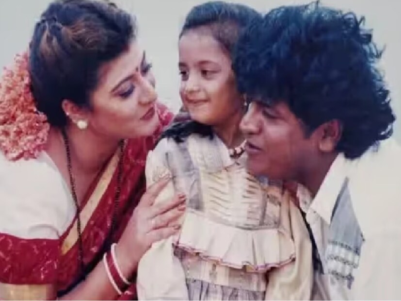 এইচ এস কীর্থনা আইএএস গল্প: গ্রামে বেড়ে ওঠাএইচ এস কীরতানা কর্ণাটকের বাসিন্দা। তিনি তুমকুর জেলার কুনিগাল তালুকের হোসকেরে গ্রামে জন্মগ্রহণ করেন এবং বেড়ে ওঠেন। পরে তিনি বেঙ্গালুরুতে স্থানান্তরিত হন এবং সেখানে তার পড়াশোনা শেষ করেন। পড়াশোনা এবং অভিনয় দুটোতেই মনোযোগ দিতেন। স্কুলে পড়ার পর তিনি ইঞ্জিনিয়ারিং ডিগ্রি লাভ করেন। তার বাবা শ্রীনিবাস এইচটি চেয়েছিলেন তিনি একজন সরকারি কর্মকর্তা হন। এই স্বপ্ন পূরণ করতেই অভিনয়কে বিদায় জানান তিনি।