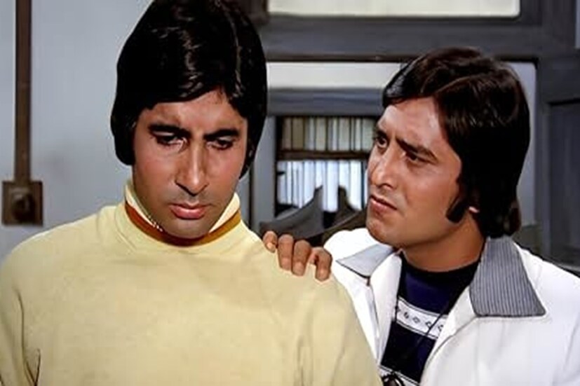 বিনোদ খান্নার না, আর ভাগ্য বদলাল এই অভিনেতার: বিনোদ খান্না এবং অমিতাভ বচ্চনকে নিজেদের অভিনীত ছবিগুলিতে একে অপরের বিরুদ্ধে প্রতিদ্বন্দ্বিতা করতে দেখা গিয়েছে। ১৯৮২ সালে মুক্তি পেয়েছিল এই ছবিটি। যা পর্দায় ব্লকবাস্টার হিসেবে প্রমাণিত হয়েছিল। বিনোদ খান্না ছবির প্রস্তাব ফিরিয়ে দিতেই আর এক অভিনেতা শশী কাপুরের ভাগ্য বদলে গিয়েছিল। আর এটাই প্রথমবার, যখন অমিতাভ বচ্চনের ছবিতে অভিনয় করার প্রস্তাব নাকচ করে দিয়েছিলেন বিনোদ খান্না। 