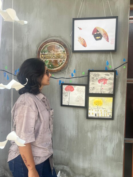 কী কী চমক ছিল সেই অনুষ্ঠানে? জানা গিয়েছে, ‘Art-এ-বসন্ত’ অনুষ্ঠানে নিজস্ব তাঁতে বোনা জামাকাপড়ের পসরা নিয়ে হাজির হয়েছিলেন তাঁতিরা। সেই সঙ্গে ছিল ন্যাচারাল ডাই বা প্রাকৃতিক রঙের সম্ভারও। এছাড়া চিত্রশিল্পের প্রদর্শনী, ডক্যুমেন্টারি বা তথ্যচিত্র এবং সিনেমা দেখা এমনকী সাংস্কৃতিক অনুষ্ঠানের আয়োজনও করা হয়েছিল এই অনুষ্ঠানে। 