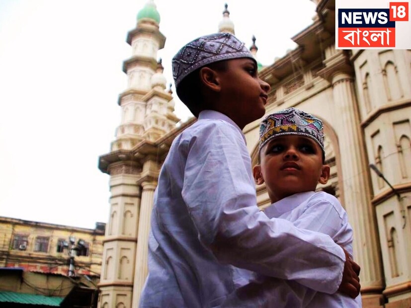 ইদের সকালে নমাজ পাঠ করে একে অপরের সঙ্গে কুশল বিনিময় করা ৷ খাবার দাবারের সঙ্গে সঙ্গে বিভিন্ন জিনিসপত্র দানধ্যান করা ৷ সব মিলিয়ে খুশির ইদ নিয়ে আসে সবার জীবনে আনন্দ ৷ প্রতীকী ছবি ৷