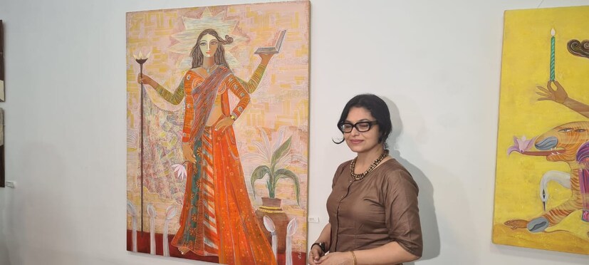 'থ্রু দ্য পার্পেল লেন্স' শীর্ষক প্রদর্শনীতে শিল্পীদের সৃষ্টিতে বারে বারে উঠে এসেছে নারীর সম্মান ও মর্যাদার প্রসঙ্গ। উঠে এসেছে নারীর প্রতিরোধ থেকে প্রতিবাদ। সমাজে মহিলাদের জীবন সংগ্রাম। 