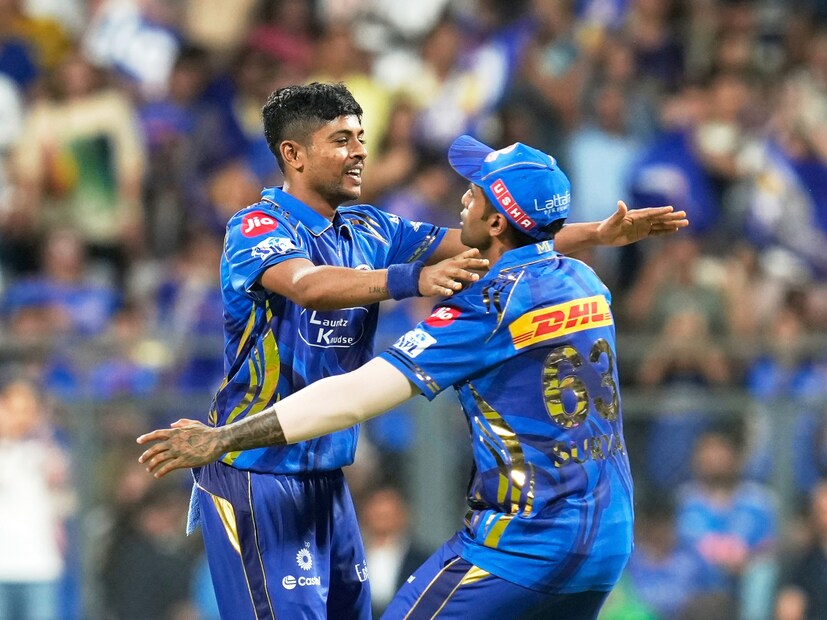 কেকেআরের বিরুদ্ধে তার শিকারের তালিকায় রয়েছে সব একের পর এক তারকাদের নাম। নিজের আইপিএল কেরিয়ারের প্রথম বলেই কেকেআর অধিনায়ক অজিঙ্কে রাহানের উইকেট নেন অশ্বিনি কুমার।  (Photo Courtesy- AP)