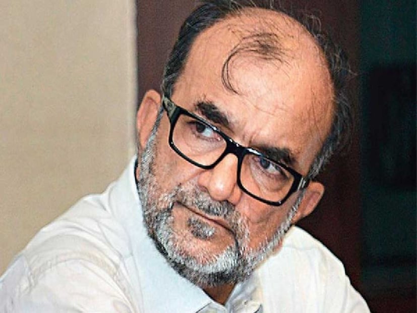 এদিন কুণালদের বিরুদ্ধে কোর্টে কার্যত একজোট ছিলেন সিপিএম, বিজেপি, কংগ্রেসের আইনজীবীরা। কুণাল সাংবাদিকদের প্রশ্নের জবাবে বলেন, &quot;যে কর্মপ্রার্থীরা একসময়ে দেখেছিলেন তাঁদের ধর্নামঞ্চে বাম, বিজেপি আইনজীবীরা গিয়ে সমর্থন করছেন, রাজ্য সরকার তাদের চাকরির ব্যবস্থা করার পর এখন সেই আইনজীবীদেরই কয়েকজন পাল্টা মামলা করে জটিলতা তৈরি করছেন বলে অভিযোগ। আমরা এদের চাকরির পক্ষে। ছেলেমেয়েগুলি বিপন্ন অবস্থায় আছে। তবে কোর্ট চত্বরে কোনো বিশৃঙ্খলা বা আপত্তিকর আচরণ একেবারেই ঠিক হয়নি।&quot;