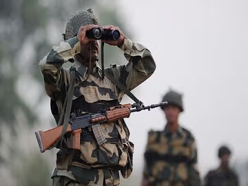 ভারত বাংলাদেশ পরিস্থিতির মধ্যেই এ কী কাণ্ড,সীমান্তে BSF আবেদন করল ‘দাঁড়িয়ে যাও’, তারপর..