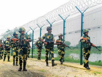 India Pakistan Border: পকেটে ৩৩০ টাকা, অমৃতসরে পাকিস্তান সীমান্তের কাছে ঘুরছিলেন বৃদ্ধ! ঠিক চিনে নিল বিএসএফ India Pakistan Border: পকেটে ৩৩০ টাকা, অমৃতসরে পাকিস্তান সীমান্তের কাছে ঘুরছিলেন বৃদ্ধ! ঠিক চিনে নিল বিএসএফ