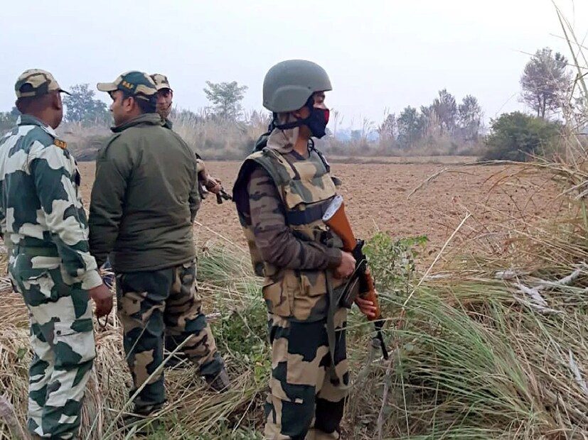 বিষয়টি জানার পর, ভগবানগোলা বিধানসভা কেন্দ্রের বিধায়ক রেয়াত হোসেন সরকার ঘটনাস্থলে পৌঁছে বিএসএফ-এর স্থানীয় ক্যাম্পে উপস্থিত আধিকারিকদের সঙ্গে আলোচনায় বসেন। সঙ্গে ছিলেন পঞ্চায়েত সমিতির সহ-সভাপতি সৈবুর রহমান, শিক্ষা কর্মদক্ষ নজরুল ইসলাম, গ্রাম পঞ্চায়েত প্রধান মোশারফ হোসেন ও অন্যান্য জনপ্রতিনিধিরা। তবে বিএসএফ-এর উচ্চপদস্থ আধিকারিকরা অন্যত্র ব্যস্ত থাকায় পূর্ণাঙ্গ আলোচনা সম্ভব হয়নি।