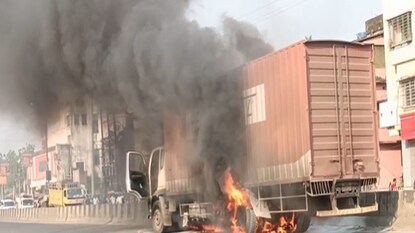 বারাসতে ট্রাকে আগুন৷ বারাসতে ট্রাকে আগুন৷