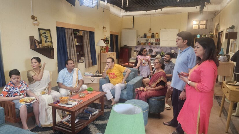বোঝাই যাচ্ছে, গল্পে আসবে নতুন মোড়। কারণ কিরণবালাকে ধাওয়া করতে করতে সেখানে এসে উপস্থিত হবেন কিরণমালার বাবা তথা অ্যাসিস্ট্যান্ট কমিশনার কিরণ বন্দ্যোপাধ্যায়। তারপর সেখানে ঘটবে মজাদার নানা ঘটনা। আর কিরণ বন্দ্যোপাধ্যায়ের চরিত্রে অভিনয় করছেন রানা বসু ঠাকুর।