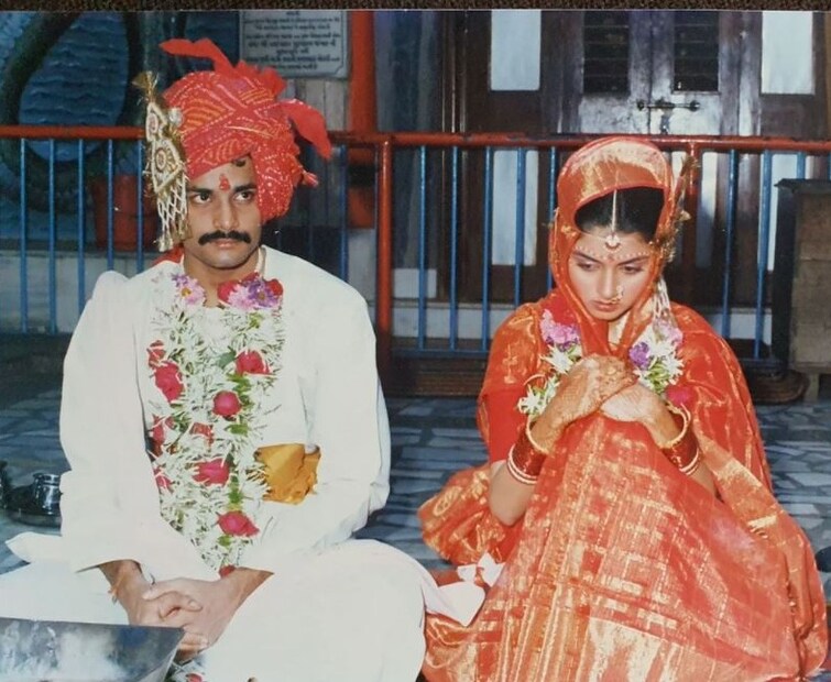 বিয়ে করার পরে নায়িকাদের কেরিয়ারে একটা দাঁড়ি পড়ে যায়, এ ঘটনা আমাদের দেশে হামেশাই দেখা যায়। একে তো বিবাহিতা নায়িকাদের নিতে পারেন না অধিকাংশ পুরুষ দর্শক। তার উপরে চেপে বসে সাংসারিক দায়িত্ব। হালে কিছুটা হলেও অবশ্য নিয়মের চাকা ঘুরেছে। তবে, পুরোপুরি নয়। মাধুরী দীক্ষিত নেনে, করিনা কাপুর খান, দীপিকা পাড়ুকোন, আলিয়া ভাটরা এখনও কাজ করে চলেছেন বটে, তবে আগের মতো জাঁকিয়ে যে নয়, সে সবারই চোখে পড়ছে। তবে, স্বামী ছাড়া আর কারও সঙ্গে বিয়ের পরে অভিনয় করবেন না, এমন বায়নাক্কা তাঁদের নেই! Photo: Instagram
