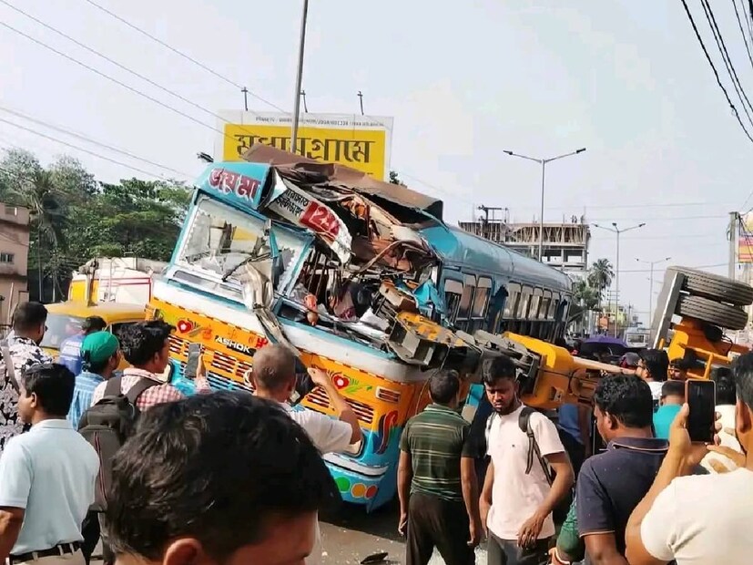 মধ্যমগ্রাম, জিয়াউল আলম: মধ্যমগ্রামে দুর্ঘটনার কবলে পড়ল বারাসাত-হাওড়া রুটের L238 বাস। মধ্যমগ্রামে দোলতলা পুলিশ লাইনের কাছে ঘটনাটি ঘটেছে। Image: Facebook