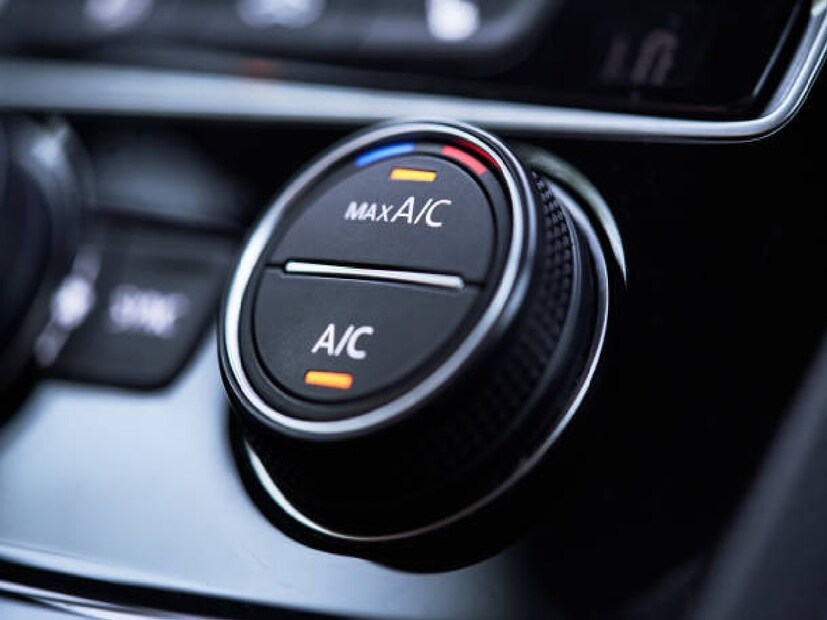 *সংকোচকারীর ভূমিকাঃ এয়ার কন্ডিশনারের কম্প্রেসার একটি গুরুত্বপূর্ণ অংশ, যা গাড়িতে শীতলতা বজায় রাখে। এটি সম্পূর্ণরূপে ইঞ্জিনের মধ্য দিয়ে চলে এবং এটি চালানোর জন্য ইঞ্জিনে আরও শক্তি উৎপন্ন করে। এ কারণে ইঞ্জিনকে বেশি জ্বালানি ব্যবহার করতে হয়। এর সরাসরি প্রভাব পড়ে এসির মাইলেজে। সংগৃহীত ছবি।