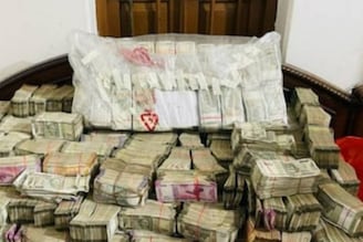 চা বিক্রেতার বাড়িতে টাকার পাহাড়, পুলিশি অভিযানে মিলল বিপল সোনা-রুপো! কী ভাবে এল এত টাকা?