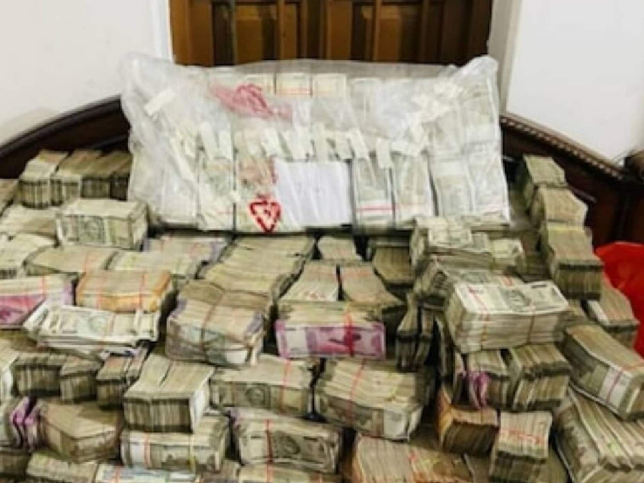 Huge cash recovered from tea seller: চা বিক্রেতার বাড়িতে টাকার পাহাড়, পুলিশি অভিযানে মিলল বিপল সোনা-রুপো! কী ভাবে এল এত টাকা?