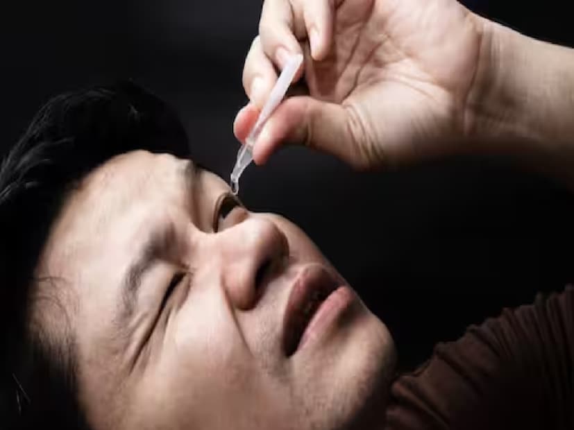 সংক্রামক সময়কাল ৫-৭ দিন, এই সময়ে একজন থেকে অন্যদের মধ্যে সংক্রমণের সম্ভাবনা বেশি। সেই সময়কালে কিছু আইসোলেশন সতর্কতা অনুসরণ করা ভাল। সংক্রামিত ব্যক্তির দিকে তাকালে কনজাংটিভাইটিস ছড়ায় না। এর সঙ্গে কিছু প্রত্যক্ষ/পরোক্ষ শারীরিক যোগাযোগ জড়িত থাকতে হবে।