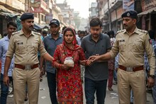 সুন্দরী বৌদিকে নিয়ে হোটেল বুক করত দেওর! সঙ্গে নিয়ে যেত এমন এক জিনিস! টেনে নিয়ে গেল পুলিশ