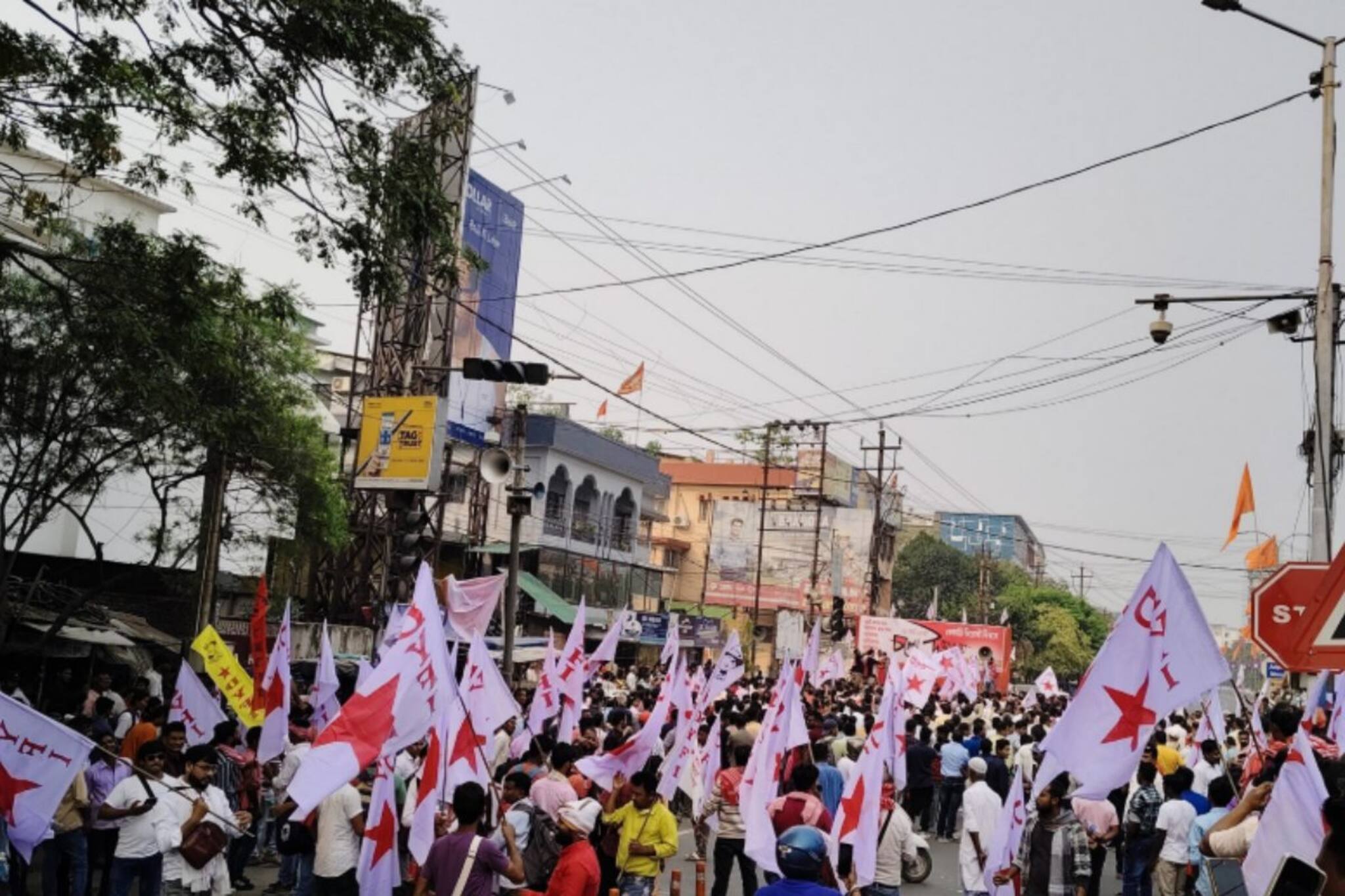 ডিওয়াইএফআইয়ের উত্তরকন্যা অভিযানে ধুন্ধুমার! পুলিশ-বাম কর্মীদের সংঘর্ষে রণক্ষেত্র শিলিগুড়ি