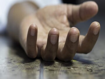 স্থানীয়দের দাবি বাসটি দ্রুত গতিতে চলার সময়ে নিয়ন্ত্রণ হারিয়ে উল্টে যায়। ঘটনাস্থলে মৃত্যু হয় নুনিবালা নাথ নামের একজনের। প্রতীকী ছবি৷