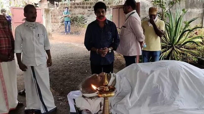 এমনকী, লকডাউনের জন্য মালা কেনার কোনও দোকানও পাওয়া যায়নি। সহ-অভিনেতা বিনোদ কাভুর, যিনি তাঁকে শ্রদ্ধা জানাতে এসেছিলেন, তিনি নিজের বাগান থেকে তিনটি গোলাপ তুলে এনে সুতোয় বেঁধে শশীর বুকে রেখেছিলেন, বলেছিলেন, এই সব, এর থেকে বেশি কিছু আর আনতে পারেননি! সেই শ্রদ্ধাজ্ঞাপনের ভিডিও ভাইরাল হয়েছিল, যা দেখে অনেকেরই চোখের জল বাধা মানেনি। কোভিড এবং সেই কারণে লকডাউন না থাকলে যে সমগ্র কেরল চলচ্চিত্র শিল্প শশী কলিঙ্গর শেষকৃত্যে তাঁকে সম্মান জানাতে উপস্থিত হতেন, এ নিয়ে সন্দেহ করার কোনও জায়গাই নেই!