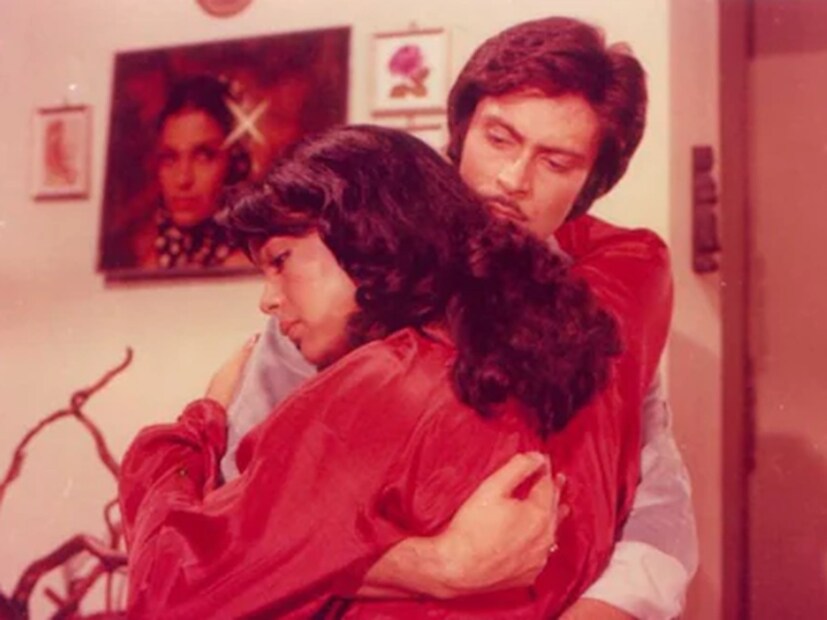১৯৫২ সালের ২ এপ্রিল এক পঞ্জাবি হিন্দু পরিবারে জন্ম হয় দীপকের। দিল্লি ইউনিভার্সিটিতে পড়াশোনা করেছেন। ছোট থেকেই শরীরচর্চার শখ ছিল। ভারতের প্রথম ‘মিঃ ইন্ডিয়া’-ও হন। এরপর শুরু করেন মডেলিং। সেখান থেকে পা রাখেন রূপালি পর্দায়। বিগ বস-এর প্রথম সিজনের প্রতিযোগিও ছিলেন তিনি। বলিউডে অনীতা রেড্ডি এবং জীনাত আমনের সঙ্গে নাম জড়িয়েছিল দীপকের। তবে ফিল্ম ইন্ডাস্ট্রির কোনও অভিনেত্রীর সঙ্গে সংসার করার ইচ্ছা ছিল না তাঁর। মা-ও রাজি হননি। তাই এই সম্পর্ক আর বিয়ে পর্যন্ত গড়ায়নি।