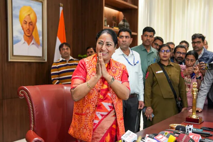 e-Abkari অ্যাপের অ্যাক্টিভেশন: কোন দোকানে কত দামে মদ বিক্রি হচ্ছে, সেটা মোবাইল অ্যাপের মাধ্যমে দেখতে সক্ষম হবেন গ্রাহকরা। এর পাশাপাশি কিউআর কোড আর বারকোড স্ক্যান করে আসল আর নকলের ফারাক বুঝতে পারবেন তাঁরা। 