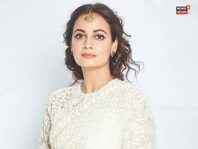 দিয়া মির্জা একবার কপিল শর্মার সঙ্গে কথোপকথনে বলেছিলেন যে যখন তিনি ৫ বছরের ছিলেন তখন তিনি বাবার বকুনি শুনে বাড়ি থেকে পালিয়ে গিয়েছিলেন। সারাদিন তিনি আত্মীয়দের বাড়িতে ঘুরে বেড়িয়েছিলেন তারপর সন্ধ্যা হতে হতে বাবা আত্মীয়ের বাড়ি থেকে মেয়ে কে বুঝিয়ে নিয়ে এসেছিলেন। তিনি আরও বলেছিলেন যে ২১ বছরের বয়সে তিনি মায়ের থেকে প্রথম চড় খেয়েছিলেন।