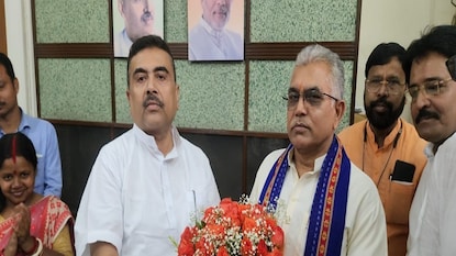 বিধানসভায় দিলীপ ঘোষকে স্বাগত জানালেন শুভেন্দু অধিকারী৷ বিধানসভায় দিলীপ ঘোষকে স্বাগত জানালেন শুভেন্দু অধিকারী৷