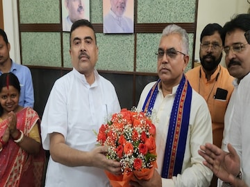 বিধানসভায় দিলীপ ঘোষকে স্বাগত জানালেন শুভেন্দু অধিকারী৷ 