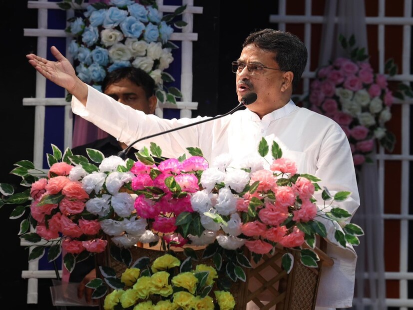 মুখ্যমন্ত্রী জানান, মানব পাচার রোধের উদ্দেশ্যে অন্যান্য আইন প্রয়োগকারী সংস্থার সহযোগিতায় জেলাভিত্তিক এন্টি হিউম্যান ট্রাফিকিং ইউনিটগুলি সক্রিয়ভাবে কাজ চালিয়ে যাচ্ছে। সরকারী রেলওয়ে পুলিশ থানাগুলি রেল স্টেশনগুলিতে এবং প্ল্যাটফর্মগুলিতে নিয়মিতভাবে নজর রাখে। তাছাড়া, সংশ্লিষ্ট রেলস্টেশন সংলগ্ন যানবাহনগুলিতে নিয়মিতভাবে চেকিং, রেলট্র্যাক সংলগ্ন পার্শ্ববর্তী জনবসতিতে চেকিং চালানো হয়। এর পাশাপাশি অন্তর্বর্তী এলাকাগুলিতে মানব পাচারের বিরুদ্ধে জনজাগরণের উদ্দেশ্যে রাজ্য পুলিশ 'প্রয়াস' মিটিং নিয়মিতভাবে সংগঠিত করে থাকে। Input- Abir Ghosal