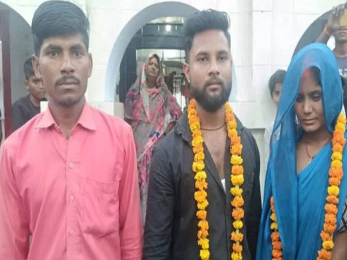 স্ত্রী এবং তাঁর নতুন স্বামীর সঙ্গে বাবলু (বাঁদিকে)৷ 