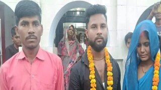 বাবলু (বাঁদিকে) এবং তাঁর স্ত্রী ও স্ত্রীর প্রেমিক৷ 