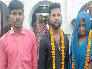 বাবলু (বাঁদিকে) এবং তাঁর স্ত্রী ও স্ত্রীর প্রেমিক৷ 