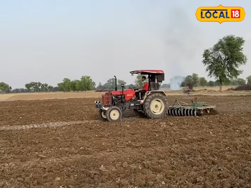 নিয়ামতপুরের কৃষি বিজ্ঞান কেন্দ্রে নিযুক্ত কৃষি বিশেষজ্ঞ ড. এনসি ত্রিপাঠী Local18-এর কাছে বলেন যে, মার্চ এবং এপ্রিল মাসটা ধনেপাতা চাষের জন্য আদর্শ। মার্চ মাসে ক্ষেতের আগাছা নষ্ট করে জমি ভাল করে চষে নিতে হবে। এরপরে জমির মাটির সঙ্গে পচা গোবর সার যোগ করতে হবে। এবার ভাল করে সেচ দিতে হবে। পর্যাপ্ত আর্দ্রতা থাকাকালীন আরও একবার জমি চষে নিতে হবে। 