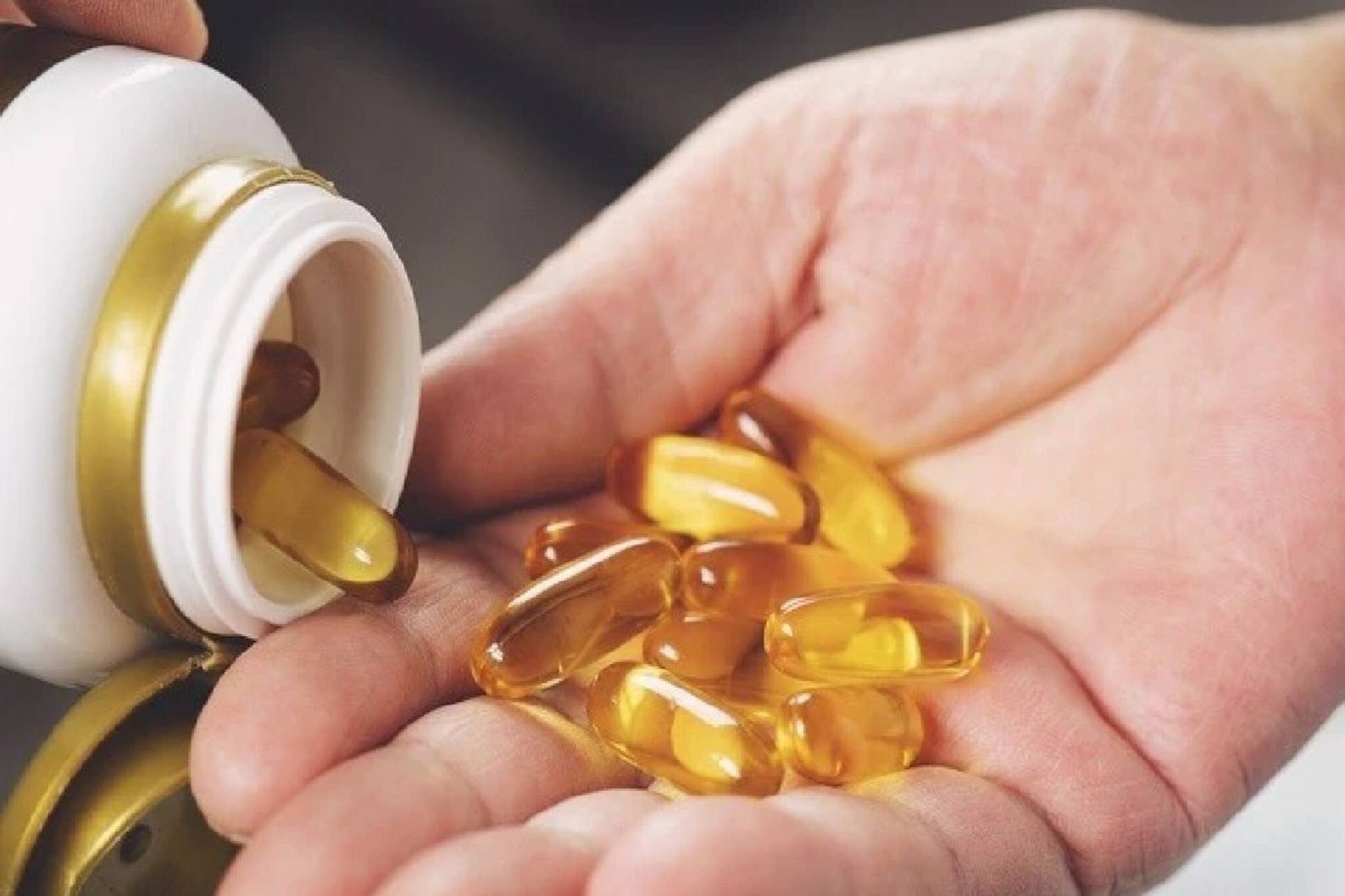 মাছের তেলের পরিপূরক, 'ফিশ অয়েল' এখন বাজারে 'সুপারহিট'! কেন খাবেন? কী হয় খেলে?