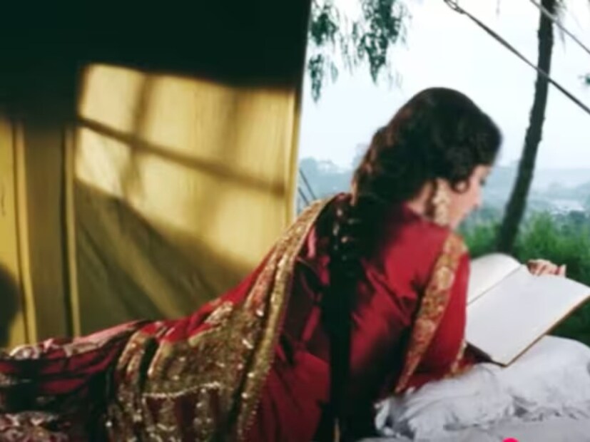 বলিউডের স্বনামধন্য অভিনেত্রী মীনা কুমারী হলেন হিন্দি সিনেমার সেই প্রতিভাবান সুন্দরী যার সৌন্দর্যে সুপারস্টাররাও তাদের সংলাপ ভুলে যেত। শুধু তার ভক্তরাই নন, বলিউড অভিনেতারাও তার সৌন্দর্যে পাগল ছিলেন। 