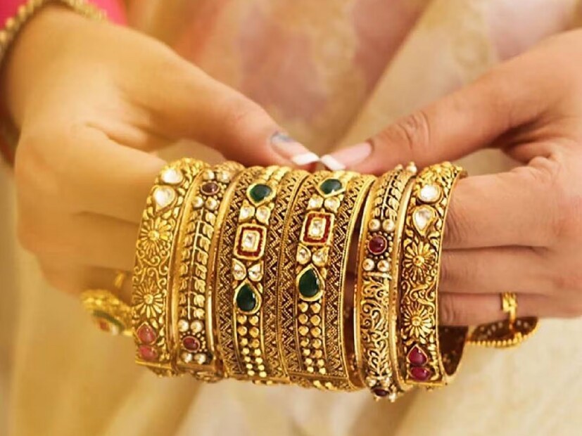 মার্কেট বিশেষজ্ঞদের মতে আগামী দিনে ১০ গ্রাম সোনার দাম ১ লাখ টাকা ছুঁতে পারে। এর জন্য খুব বেশিদিন অপেক্ষা করতে হবে না। চলতি বছরে মানে ২০২৫ সালের শেষ দিকেই এমন হবার প্রবল সম্ভাবনা রয়েছে। তাই যাঁরা সোনা কেনার কথা ভাবছেন, তাঁদের এখনই কেনাকাটা করে রাখা উচিত।