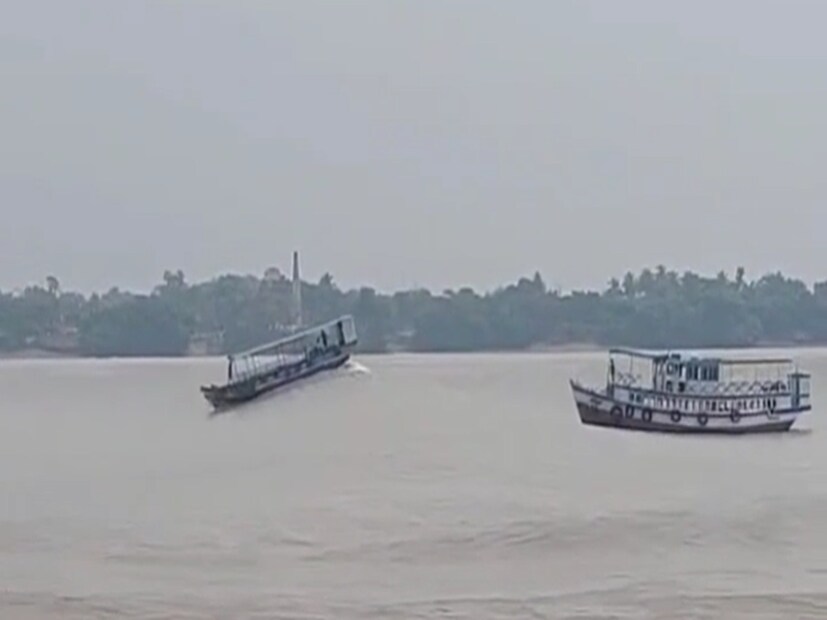 শুধু ওই স্পিডবোট নয়, মাঝগঙ্গায় থাকা আরও একটি ছোট লঞ্চ এবং নৌকাও বানের ঢেউয়ের ধাক্কায় ভয়ঙ্কর ভাবে দুলতে থাকে৷ স্পিডবোটটি কিছুদূর ভেসে গিয়ে ডুবে যায়৷ 