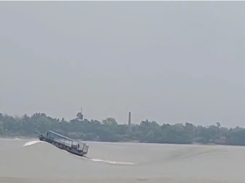 এ দিনও সকাল সাড়ে দশটা নাগাদ গঙ্গায় বান আসে৷ উলুবেড়িয়ার কাছে বানের জেরে রীতিমতো পাড় উপচে চলে আসছে গঙ্গার জল৷ মাঝ গঙ্গাতেও বড় বড় ঢেউ দেখা যায়৷ 
