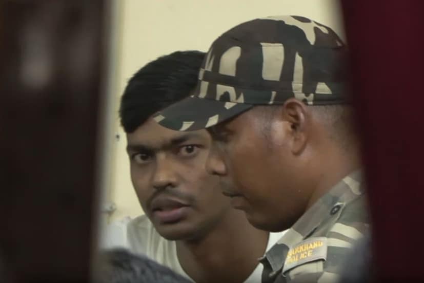 একাধিক মামলায় অভিযুক্ত আমন সাহু। ঝাড়খণ্ডে নিয়ে যাওয়ার সময় এক এসটিএস জওয়ানের কাছ থেকে ইনসাস রাইফেল ছিনিয়ে নিয়ে পালানোর চেষ্টা করছিল সে। আর এরই মাঝে ওই জওয়ানকে নিশানা করে গুলি চালিয়ে দেয় সে। হামলায় আহত হয়েছেন ওই জওয়ান। সঙ্গে সঙ্গে পাল্টা গুলি চালায় পুলিশও। তাতেই আমন সাহুর মৃত্যু হয়েছে। 