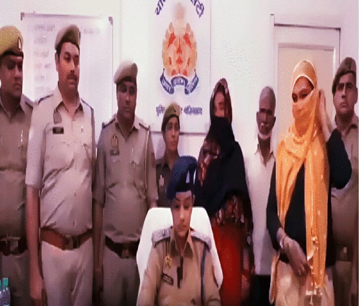 বৃহন্নলাদের গুরুর আসন পাওয়ার জন্যই নাকি নিজের গোপনাঙ্গ কাটিয়েছিলেন তিনি! গাজিয়াবাদের বামহেটায় ঘটে যাওয়া এই রহস্যময় ঘটনায় ইতিমধ্যেই তিন অভিযুক্তকে গ্রেফতার করেছে পুলিশ। তবে রহস্য আরও গভীর হয় যখন মেডিক্যাল রিপোর্টে ধরা পড়ে! কী ছিল রিপোর্টে?