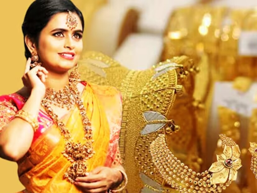 প্রতি ১০ গ্রামে সোনার আমদানি শুল্ক মূল্য ১১ ডলার কমিয়েছে সরকার। যার ফলে প্রতি ১০ গ্রামে ৯২৭ ডলারে নেমে এসেছে সোনা। প্রধানত ডলার সূচকের প্রত্যাবর্তন এবং প্রফিট-টেকিংয়ে রিবাউন্ড দ্বারা পরিচালিত হয়ে মূলত হলুদ ধাতুর উপর চলমান বিক্রয় চাপের মধ্যেই এই পদক্ষেপ গ্রহণ করা হয়েছে। Representational Image