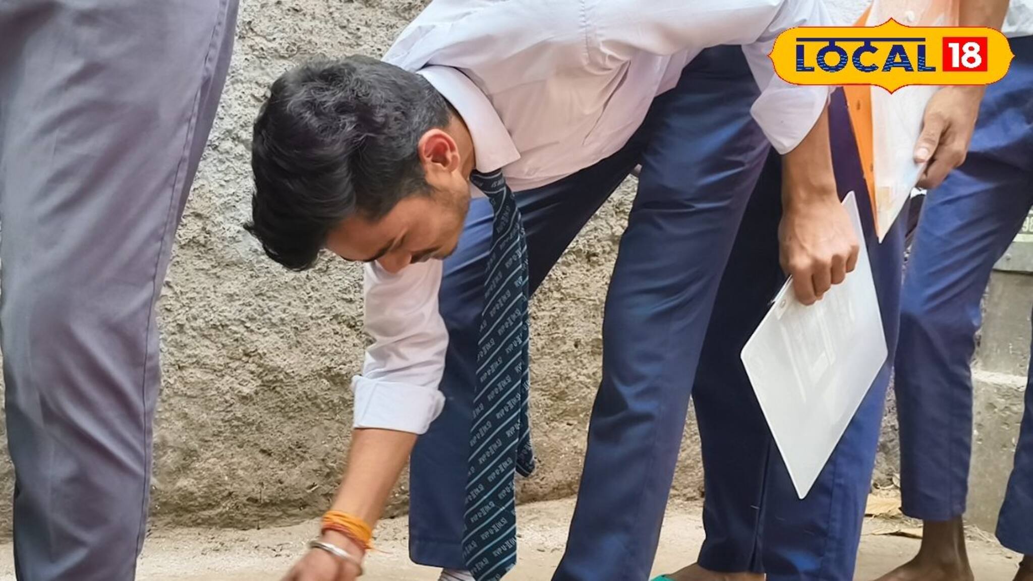 জুতো খুলে পরীক্ষা কেন্দ্রে যাচ্ছে উচ্চ মাধ্যমিক পরীক্ষার্থীরা! কেন হঠাৎ এই নিয়ম? জানুন