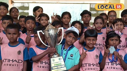 পুরস্কার হাতে ঝাড়গ্রামের ক্ষুদে প্রতিযোগিরা 