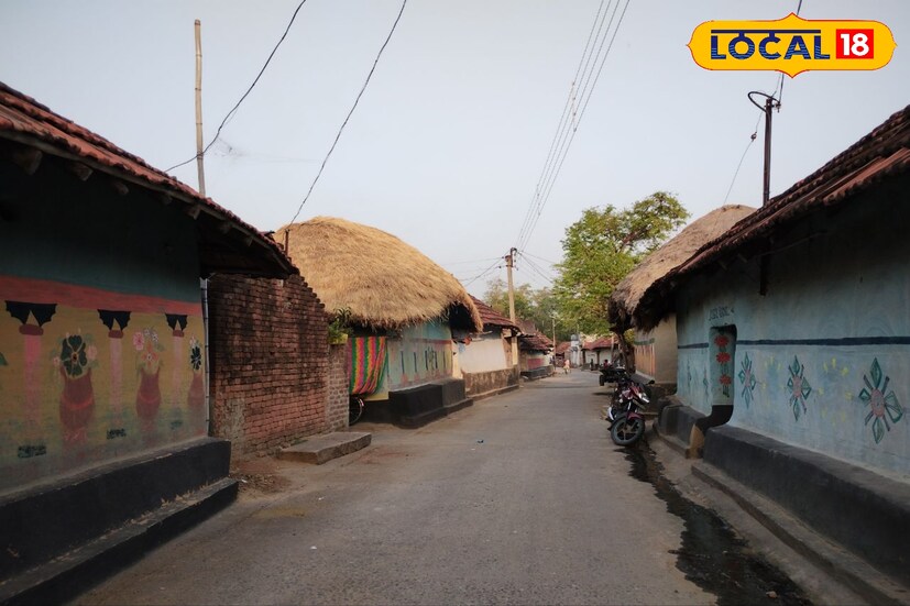 শুশুনিয়া পাহাড় এর কোলে ছবির মত একটি গ্রাম রয়েছে। যে গ্রামে গেলে প্রকৃতি এবং শিল্প মন জয় করবে।