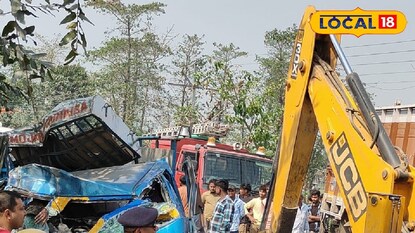 দুর্ঘটনা স্থল থেকে গাড়ি সরাচ্ছে পুলিশ দুর্ঘটনা স্থল থেকে গাড়ি সরাচ্ছে পুলিশ
