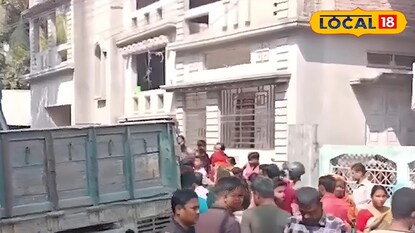 দুর্ঘটনস্থলে ভিড় সাধারণ মানুষের দুর্ঘটনস্থলে ভিড় সাধারণ মানুষের