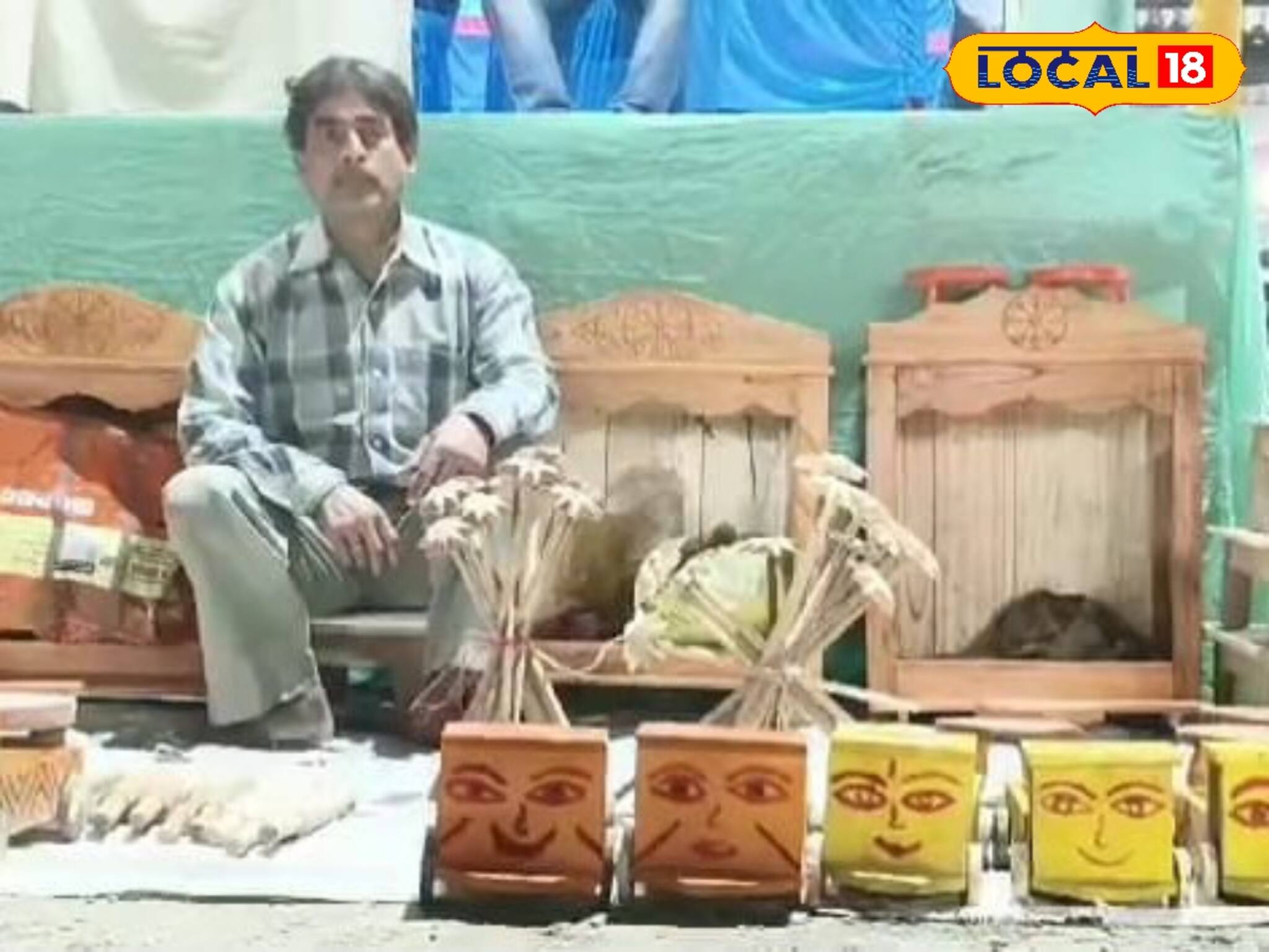 নেশার টানেই এখনও কাঠের সামগ্রী তৈরি করে মেলায় আনেন রতন দাস