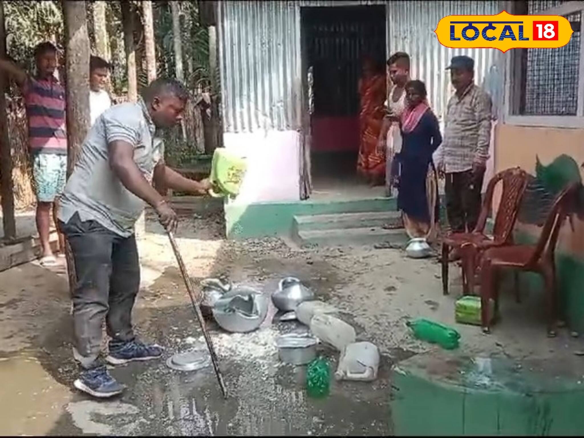 বহুদিন ধরে ঝামেলা পাকানোর ফল! সকাল সকাল লাঠি হাতে যা করলেন গ্রামবাসীরা