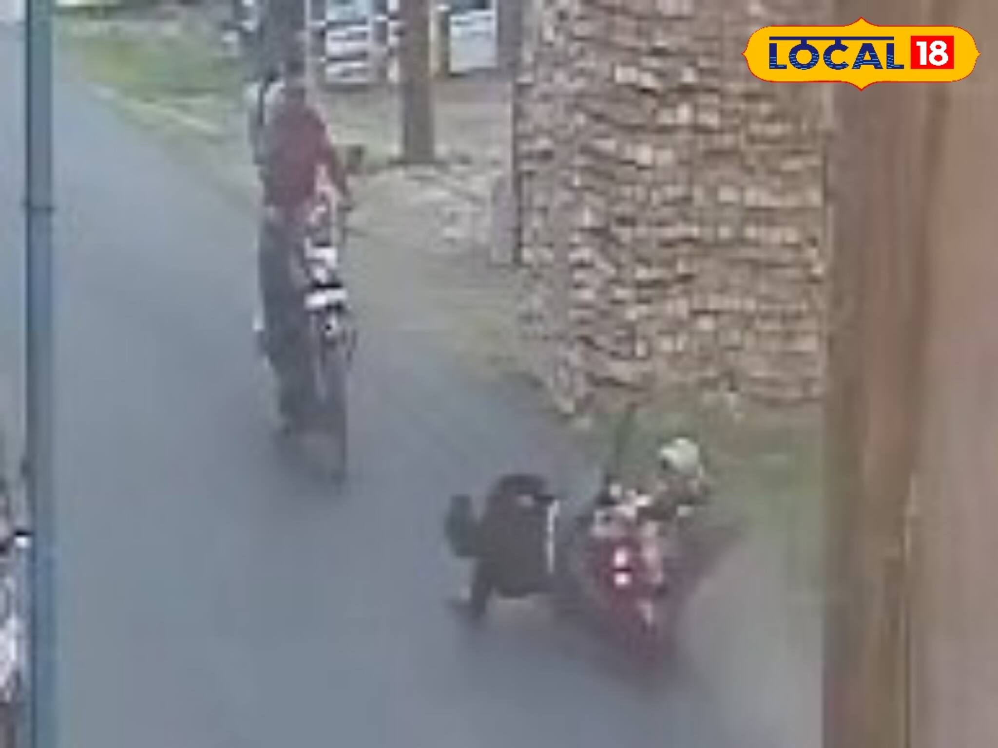 ঝাঁ ঝাঁ করে এগিয়ে যাচ্ছে বাইক নিয়ে, তারপরেই এল সেই মারাত্মক মুহূর্ত, সিসিটিভিতে যা হল