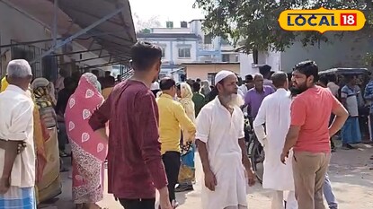 ব্লক প্রাথমিক স্বাস্থ্যকেন্দ্রের সামনে মানুষের ভিড় ব্লক প্রাথমিক স্বাস্থ্যকেন্দ্রের সামনে মানুষের ভিড়